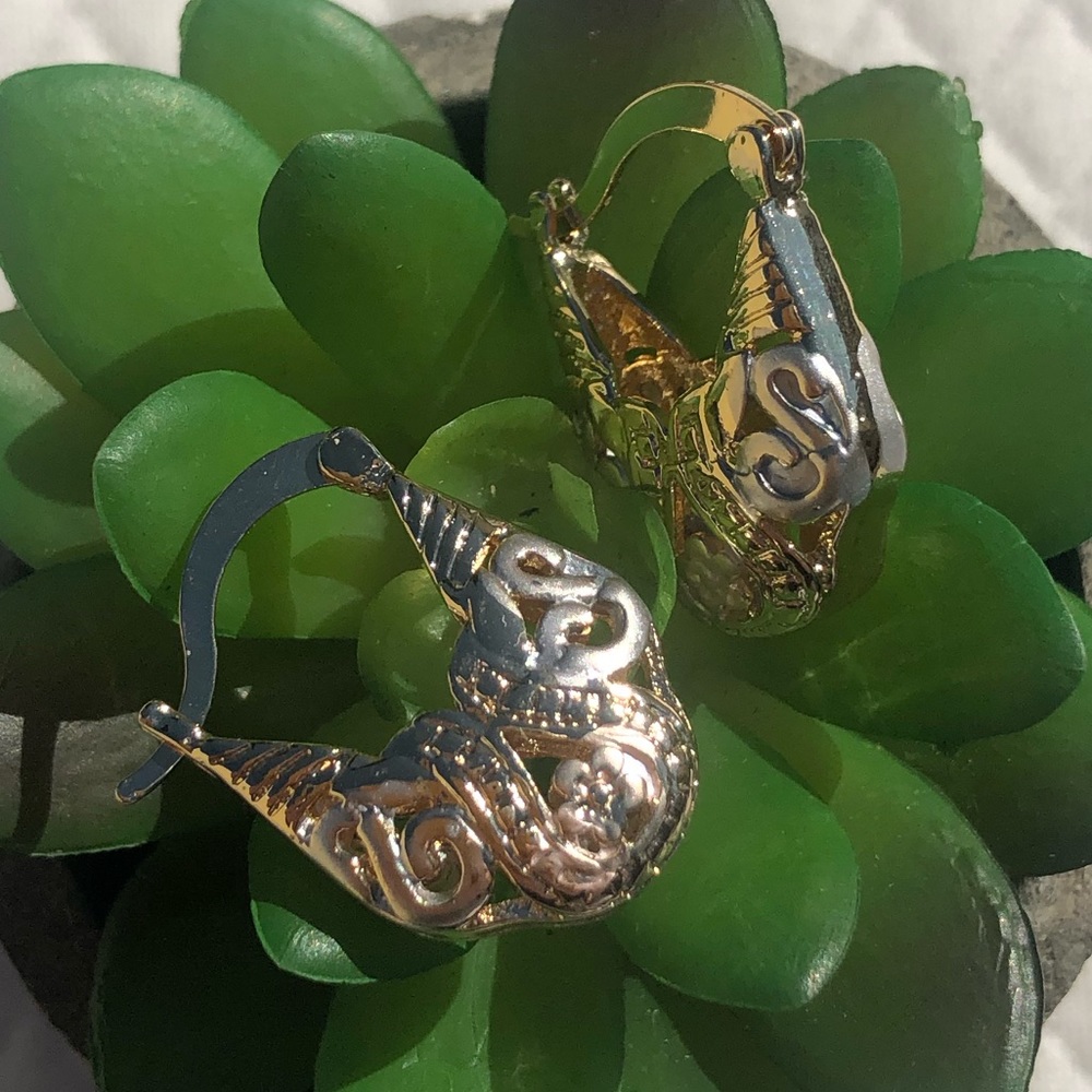Classic feel earrings. Lightweight and fun🤍